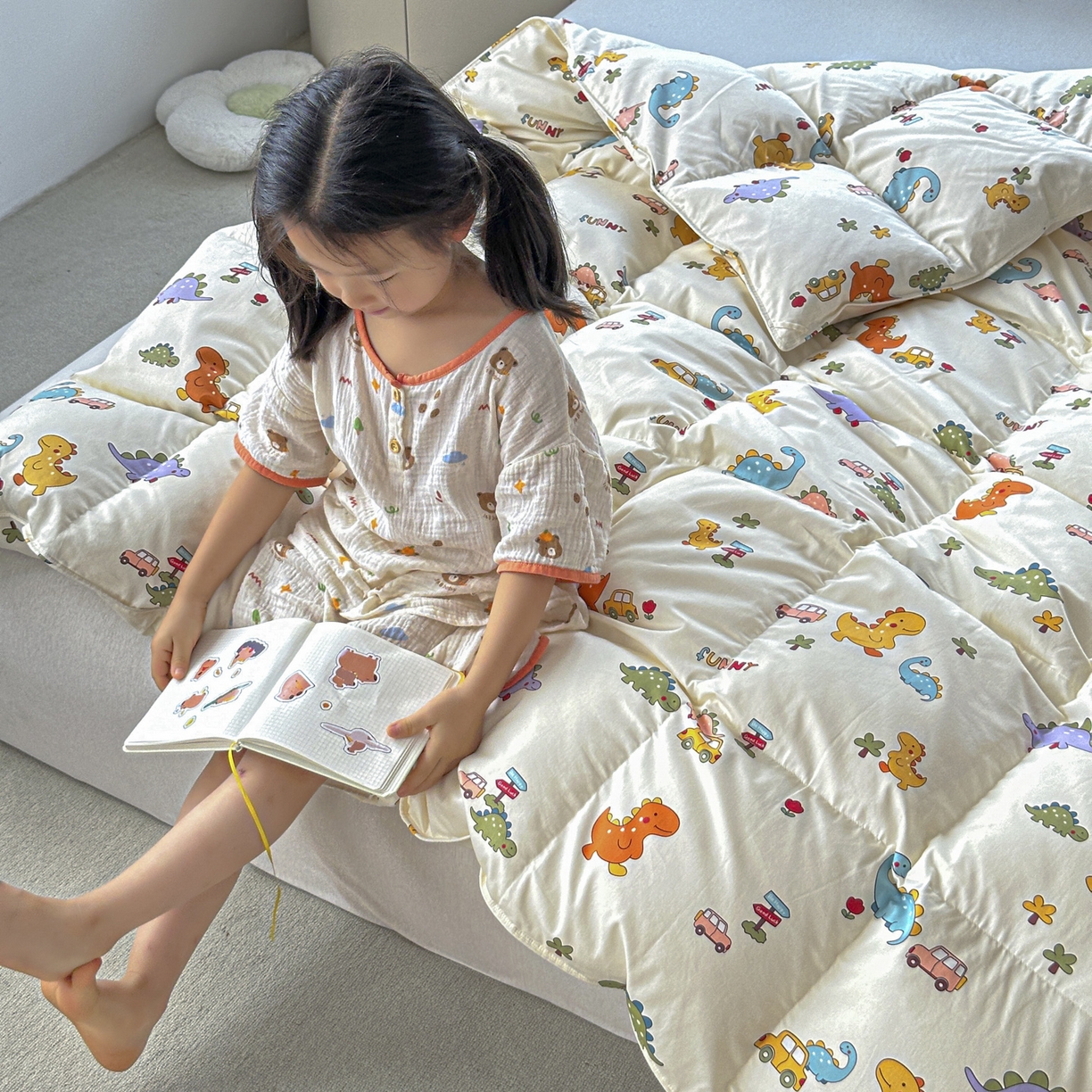 91家纺网 家纺一手货源 找家纺 暖羽屋羽绒馆 2025新款抗菌防螨绒子含量95白鸭绒被芯1.5米儿童羽绒被子婴幼儿学生鸭绒被春秋被 汽车恐龙