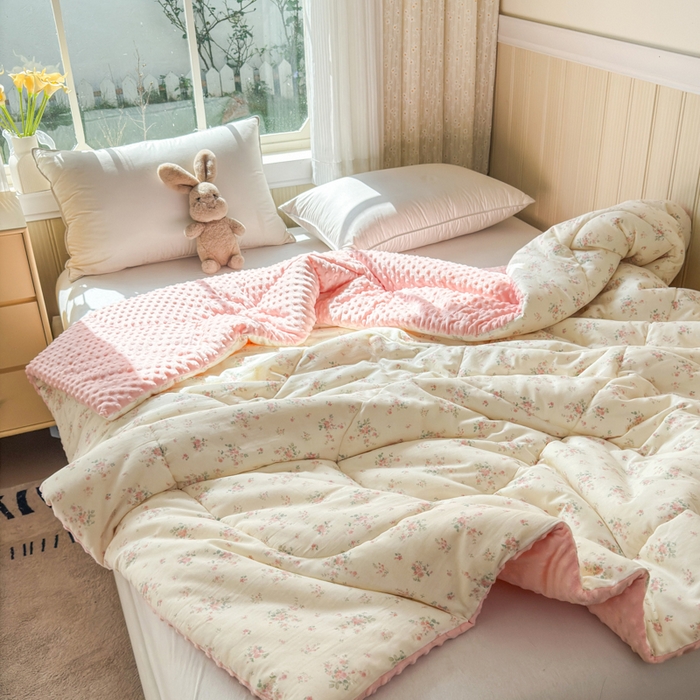 91家纺网 家纺一手货源 找家纺 卡芙芯类馆 2025新款双层纱宝宝绒豆豆被被子被芯 秘密花园