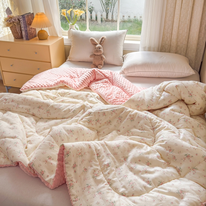 91家纺网 家纺一手货源 找家纺 卡芙芯类馆 2025新款双层纱宝宝绒豆豆被被子被芯 秘密花园