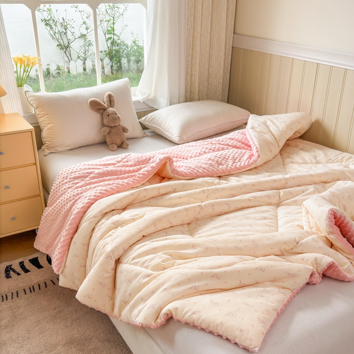 91家纺网 家纺一手货源 找家纺 卡芙芯类馆 2025新款双层纱宝宝绒豆豆被被子被芯 萌萌兔