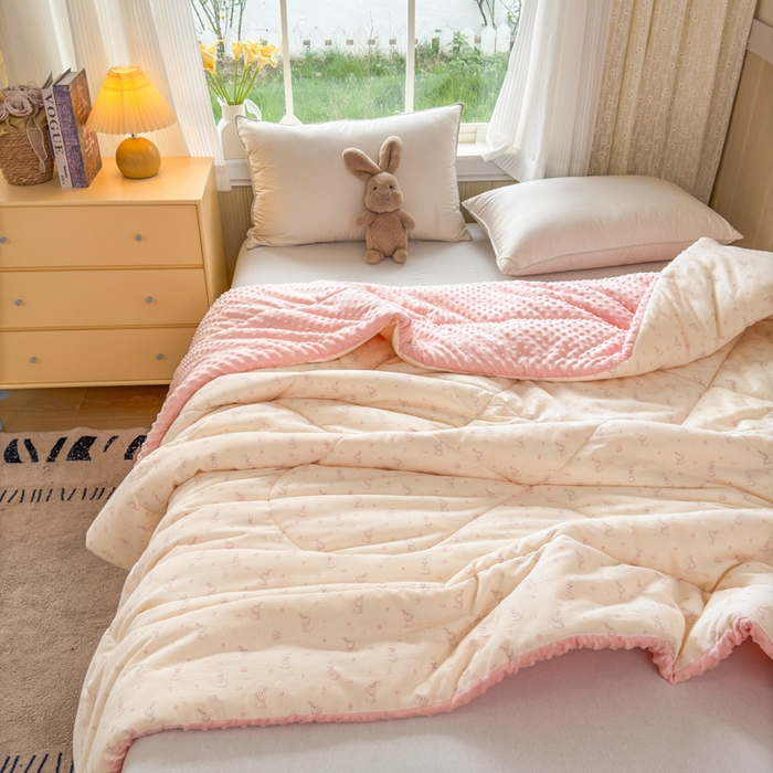 91家纺网 家纺一手货源 找家纺 卡芙芯类馆 2025新款双层纱宝宝绒豆豆被被子被芯 萌萌兔