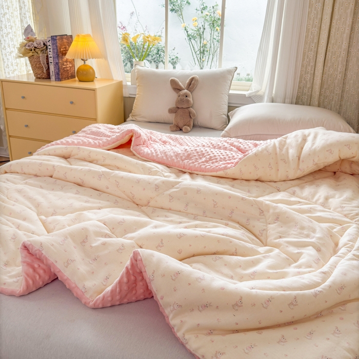 91家纺网 家纺一手货源 找家纺 卡芙芯类馆 2025新款双层纱宝宝绒豆豆被被子被芯 萌萌兔
