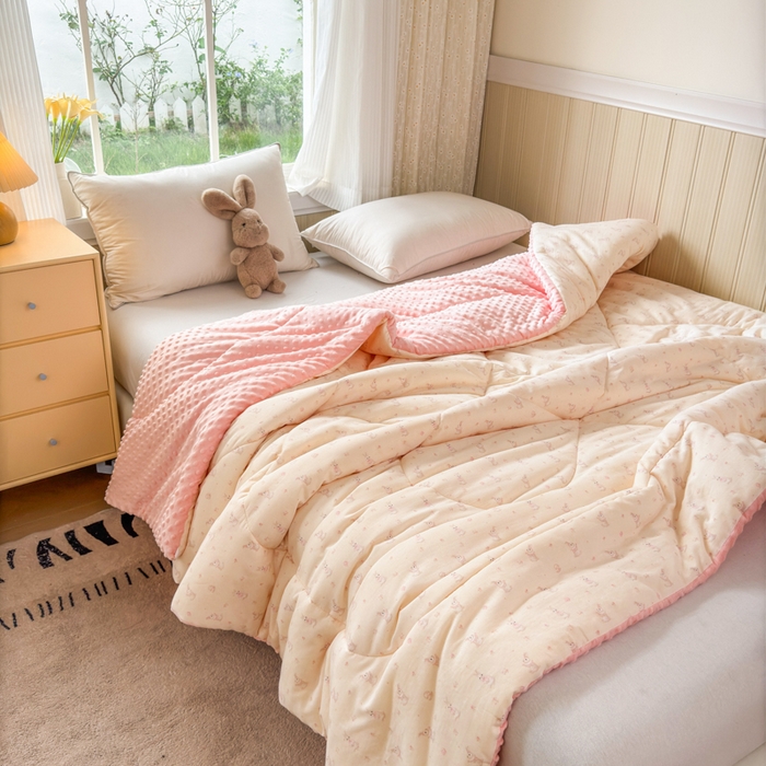 91家纺网 家纺一手货源 找家纺 （总）卡芙芯类馆 2025新款双层纱宝宝绒豆豆被被子被芯