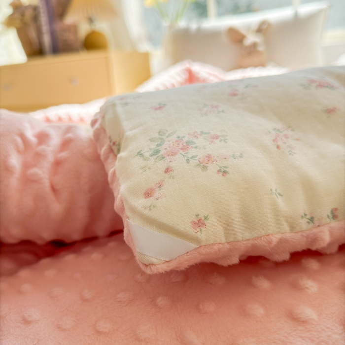 91家纺网 家纺一手货源 找家纺 卡芙芯类馆 2025新款双层纱宝宝绒豆豆被被子被芯 秘密花园