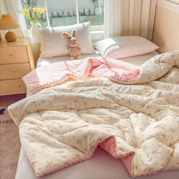 91家纺网 家纺一手货源 找家纺 卡芙芯类馆 2025新款双层纱宝宝绒豆豆被被子被芯 秘密花园