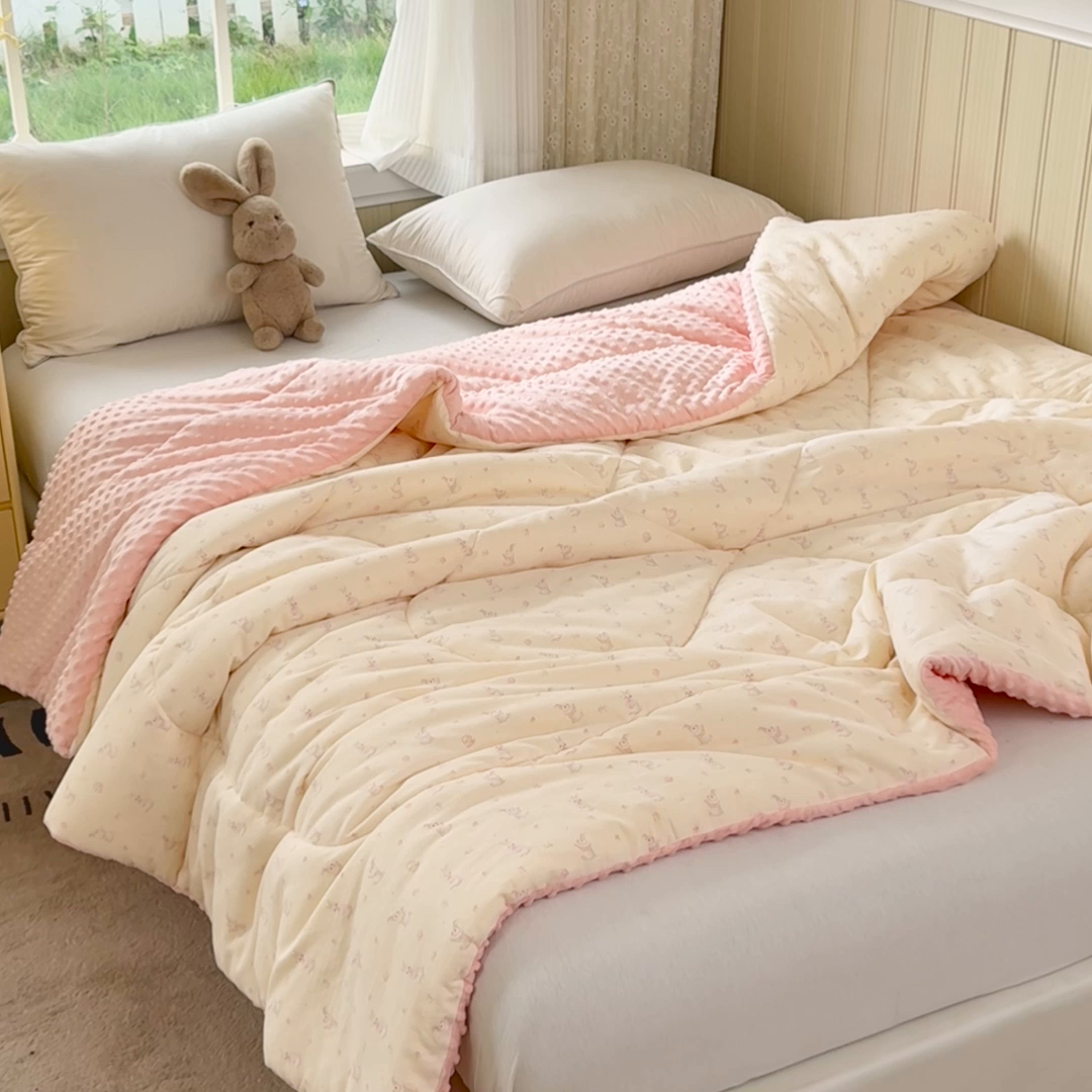 91家纺网 家纺一手货源 找家纺 卡芙芯类馆 2025新款双层纱宝宝绒豆豆被被子被芯 萌萌兔
