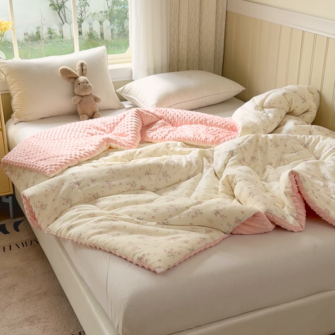 91家纺网 家纺一手货源 找家纺 卡芙芯类馆 2025新款双层纱宝宝绒豆豆被被子被芯 秘密花园