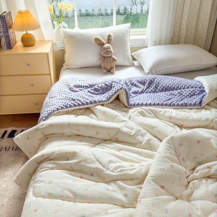 91家纺网 家纺一手货源 找家纺 卡芙芯类馆 2025新款双层纱宝宝绒豆豆被被子被芯 小草莓