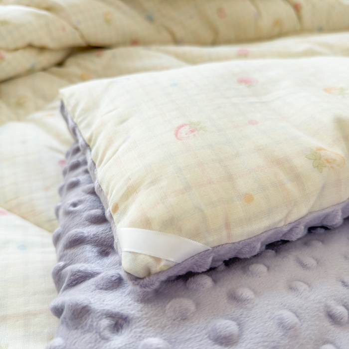 91家纺网 家纺一手货源 找家纺 卡芙芯类馆 2025新款双层纱宝宝绒豆豆被被子被芯 小草莓