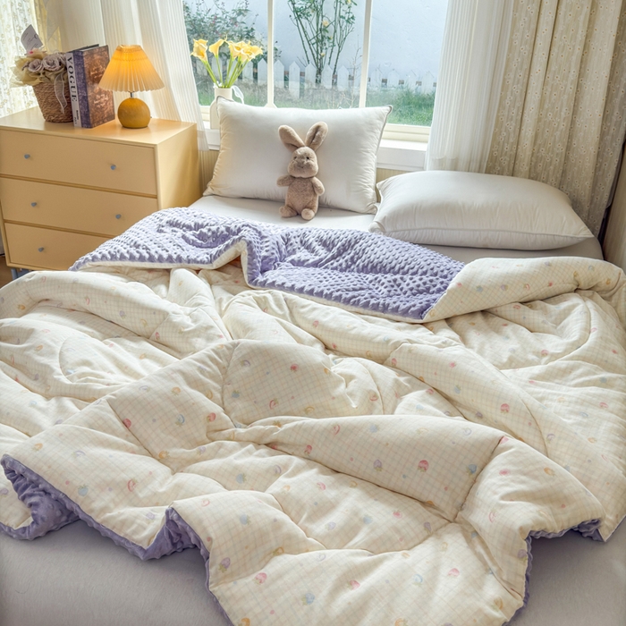 91家纺网 家纺一手货源 找家纺 卡芙芯类馆 2025新款双层纱宝宝绒豆豆被被子被芯 小草莓