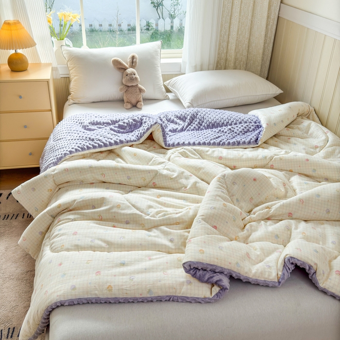 91家纺网 家纺一手货源 找家纺 卡芙芯类馆 2025新款双层纱宝宝绒豆豆被被子被芯 小草莓