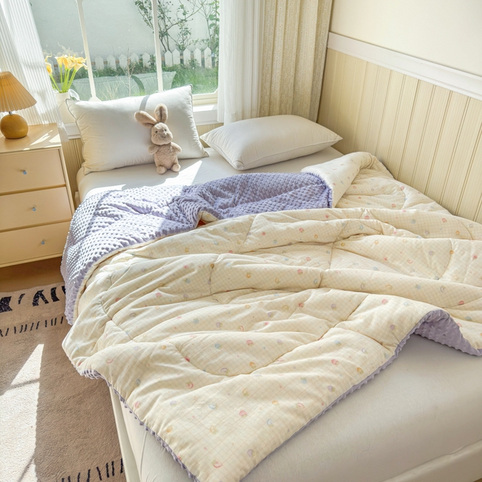 91家纺网 家纺一手货源 找家纺 卡芙芯类馆 2025新款双层纱宝宝绒豆豆被被子被芯 小草莓