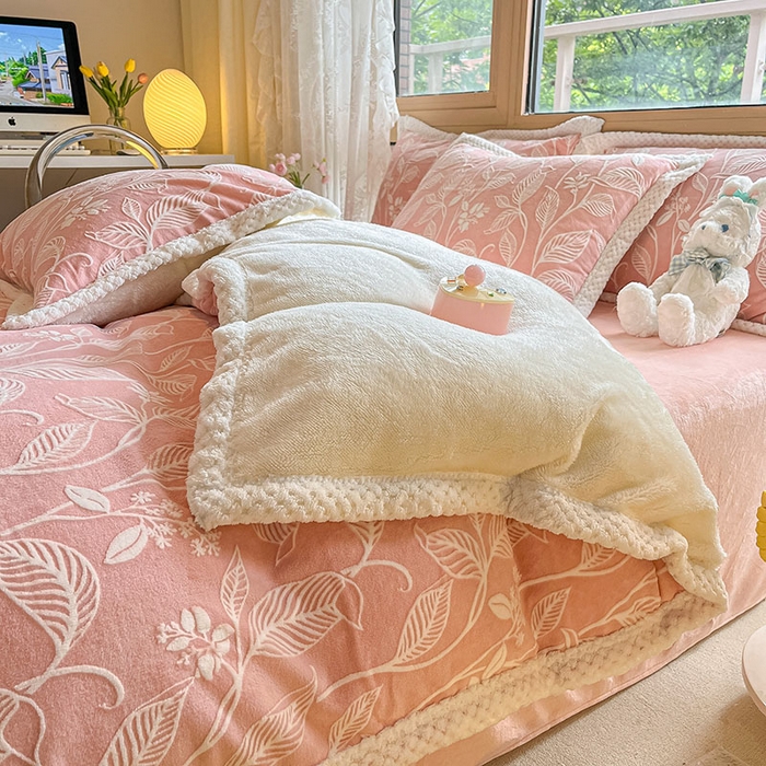 91家纺网 家纺一手货源 找家纺 琪格格纺织 2025新款全消光包边立体简约清新雕花绒四件套 雕花包边-迪娅妮 粉玉