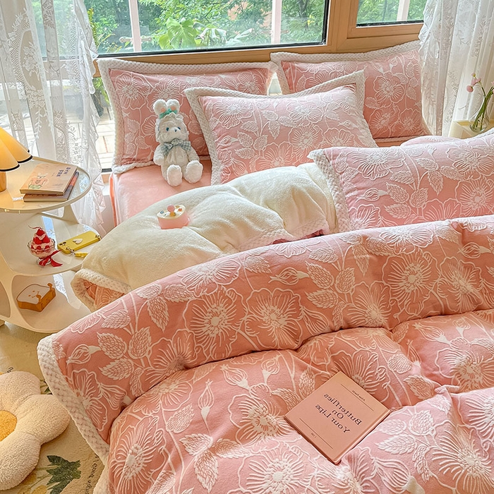 91家纺网 家纺一手货源 找家纺 琪格格纺织 2025新款全消光包边立体简约清新雕花绒四件套 雕花包边-安妮花苑 粉