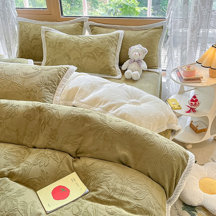 91家纺网 家纺一手货源 找家纺 琪格格纺织 2025新款全消光包边立体简约清新雕花绒四件套 雕花包边- 枝枝叶叶 海棠绿