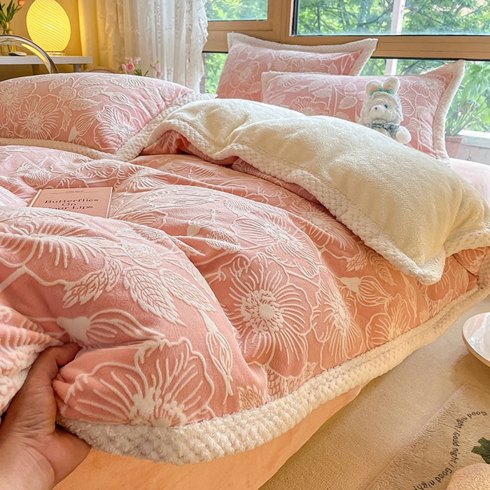 91家纺网 家纺一手货源 找家纺 琪格格纺织 2025新款全消光包边立体简约清新雕花绒四件套 雕花包边-安妮花苑 粉