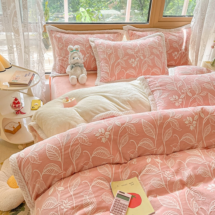 91家纺网 家纺一手货源 找家纺 琪格格纺织 2025新款全消光包边立体简约清新雕花绒四件套 雕花包边-迪娅妮 粉玉