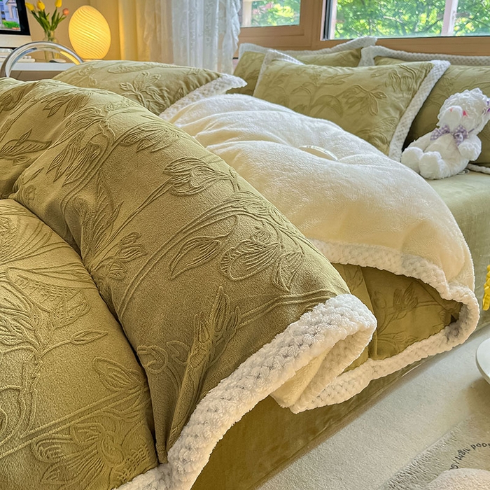 91家纺网 家纺一手货源 找家纺 琪格格纺织 2025新款全消光包边立体简约清新雕花绒四件套 雕花包边- 枝枝叶叶 海棠绿