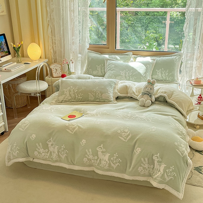 91家纺网 家纺一手货源 找家纺 琪格格纺织 2025新款全消光包边立体简约清新雕花绒四件套 雕花包边-花丛小鹿 绿