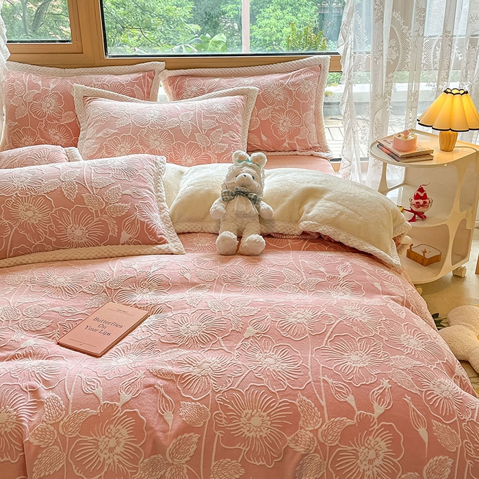 91家纺网 家纺一手货源 找家纺 琪格格纺织 2025新款全消光包边立体简约清新雕花绒四件套 雕花包边-安妮花苑 粉