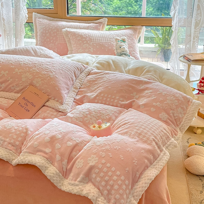 91家纺网 家纺一手货源 找家纺 琪格格纺织 2025新款全消光包边立体简约清新雕花绒四件套 雕花包边-阿芙朵 粉