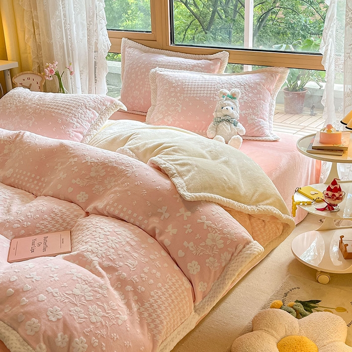 91家纺网 家纺一手货源 找家纺 琪格格纺织 2025新款全消光包边立体简约清新雕花绒四件套 雕花包边-阿芙朵 粉