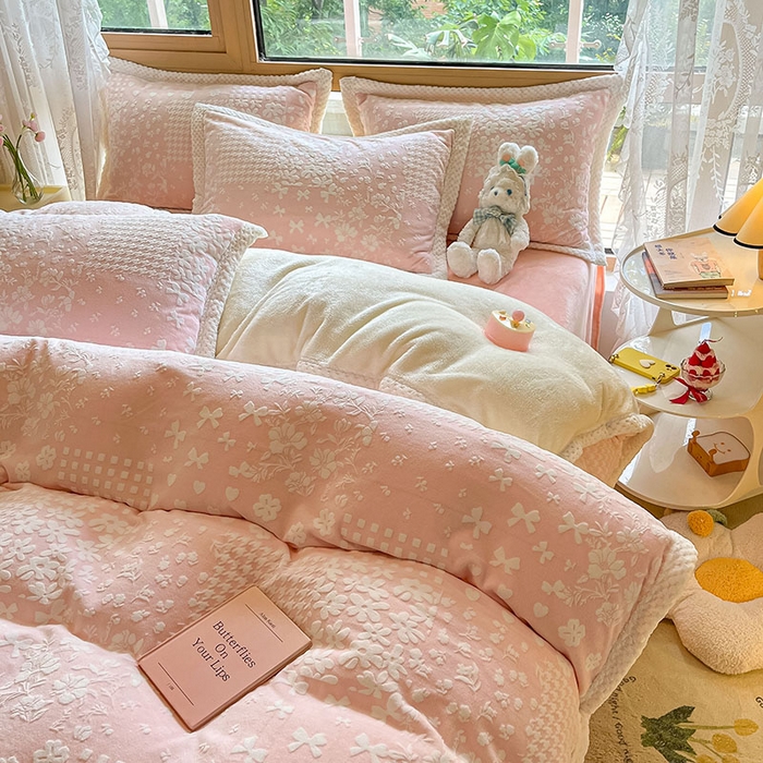 91家纺网 家纺一手货源 找家纺 琪格格纺织 2025新款全消光包边立体简约清新雕花绒四件套 雕花包边-阿芙朵 粉