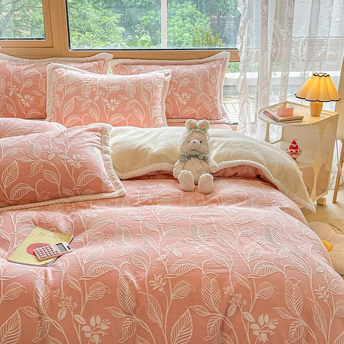 91家纺网 家纺一手货源 找家纺 琪格格纺织 2025新款全消光包边立体简约清新雕花绒四件套 雕花包边-迪娅妮 粉玉