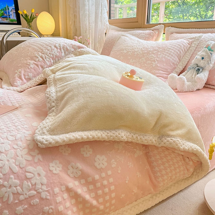 91家纺网 家纺一手货源 找家纺 琪格格纺织 2025新款全消光包边立体简约清新雕花绒四件套 雕花包边-阿芙朵 粉