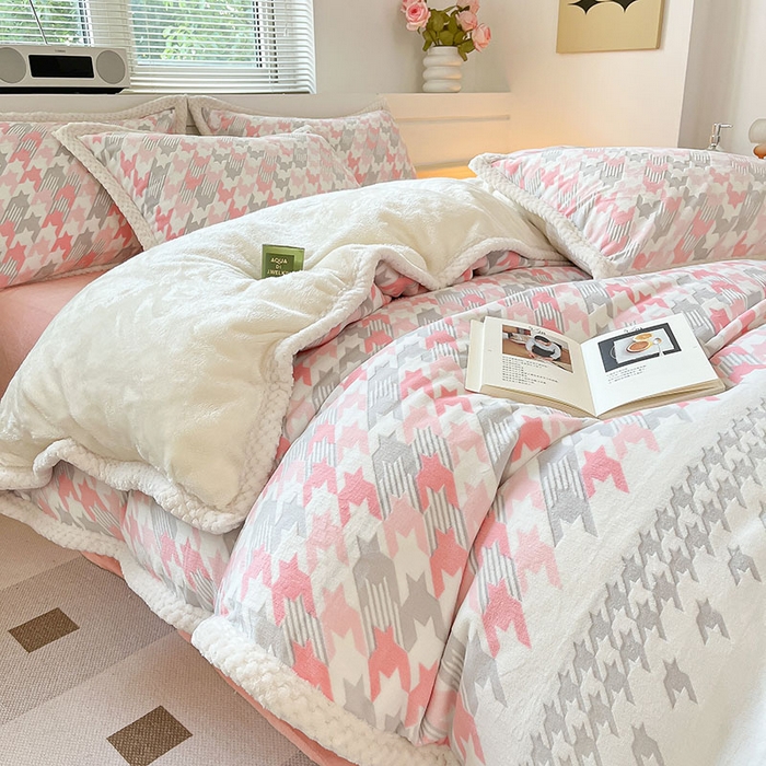 91家纺网 家纺一手货源 找家纺 琪格格纺织 2025新款全消光包边立体简约清新雕花绒四件套 雕花包边-千鸟格小熊-粉