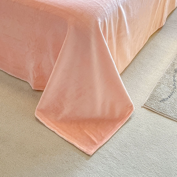 91家纺网 家纺一手货源 找家纺 琪格格纺织 2025新款全消光包边立体简约清新雕花绒四件套 雕花包边-安妮花苑 粉