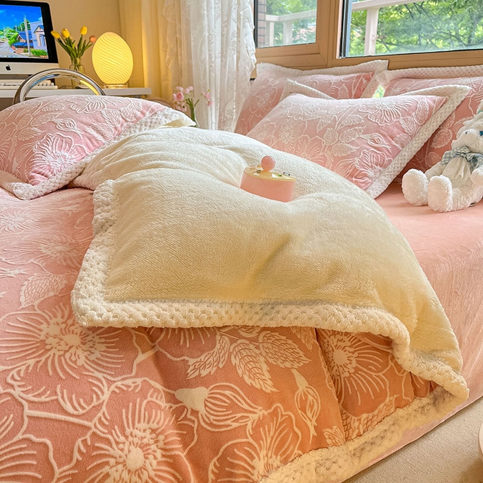 91家纺网 家纺一手货源 找家纺 琪格格纺织 2025新款全消光包边立体简约清新雕花绒四件套 雕花包边-安妮花苑 粉