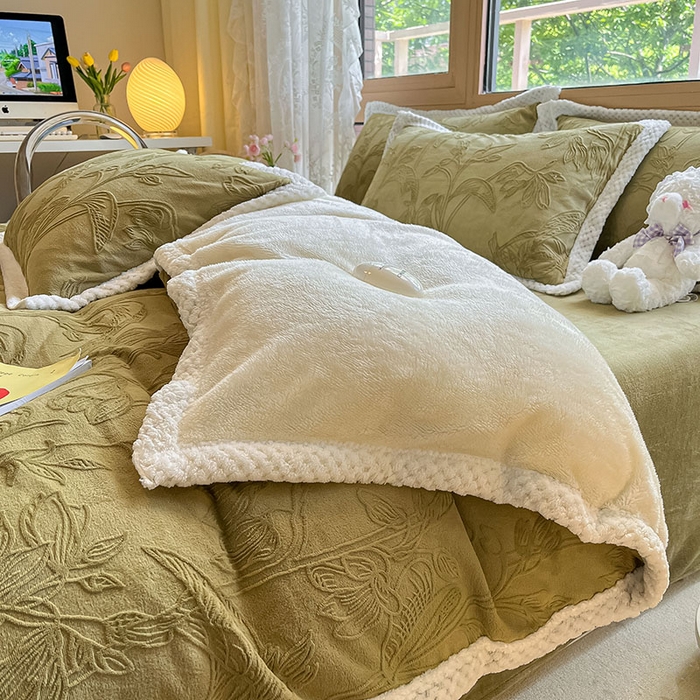 91家纺网 家纺一手货源 找家纺 琪格格纺织 2025新款全消光包边立体简约清新雕花绒四件套 雕花包边- 枝枝叶叶 海棠绿