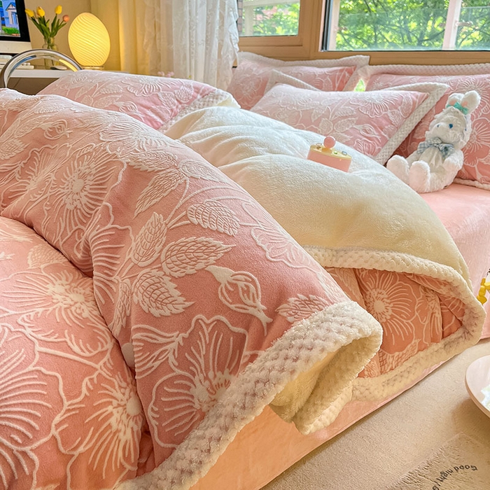 91家纺网 家纺一手货源 找家纺 琪格格纺织 2025新款全消光包边立体简约清新雕花绒四件套 雕花包边-安妮花苑 粉