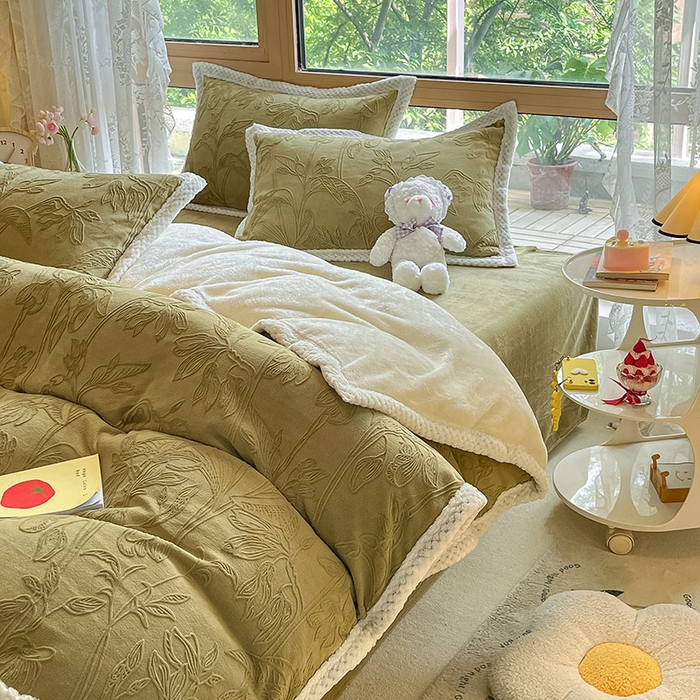 91家纺网 家纺一手货源 找家纺 琪格格纺织 2025新款全消光包边立体简约清新雕花绒四件套 雕花包边- 枝枝叶叶 海棠绿