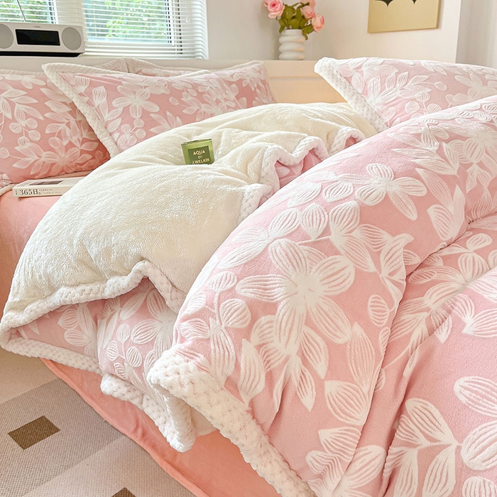 91家纺网 家纺一手货源 找家纺 琪格格纺织 2025新款全消光包边立体简约清新雕花绒四件套 雕花包边-爱在秋冬 樱花粉