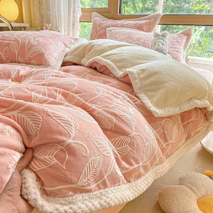 91家纺网 家纺一手货源 找家纺 琪格格纺织 2025新款全消光包边立体简约清新雕花绒四件套 雕花包边-迪娅妮 粉玉