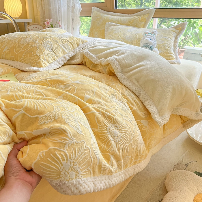 91家纺网 家纺一手货源 找家纺 琪格格纺织 2025新款全消光包边立体简约清新雕花绒四件套 雕花包边-安妮花苑 黄