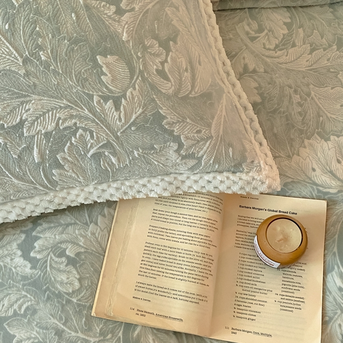 91家纺网 家纺一手货源 找家纺 琪格格纺织 2025新款全消光包边立体简约清新雕花绒四件套 雕花包边绒-叶之恋青