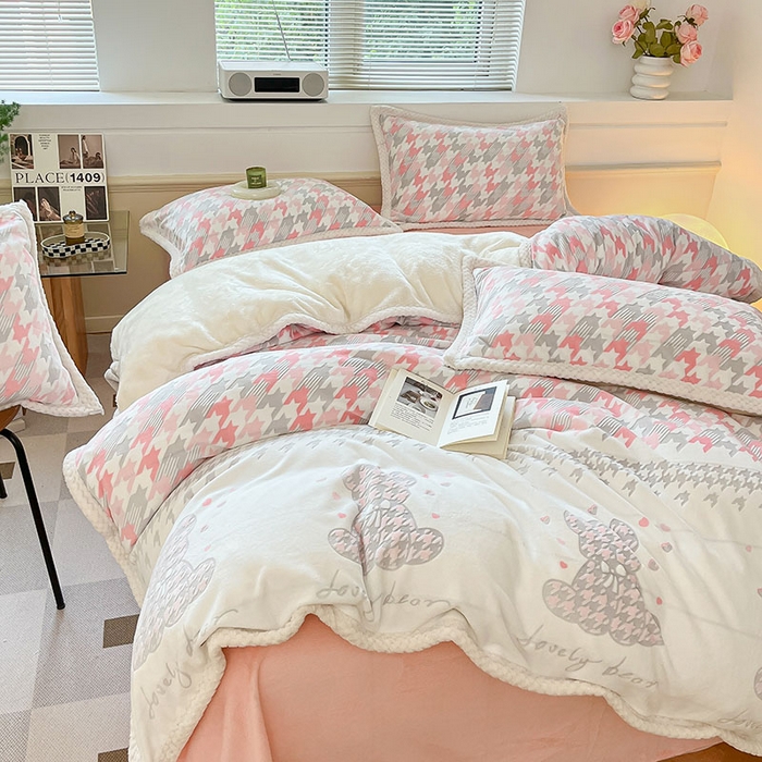 91家纺网 家纺一手货源 找家纺 琪格格纺织 2025新款全消光包边立体简约清新雕花绒四件套 雕花包边-千鸟格小熊-粉