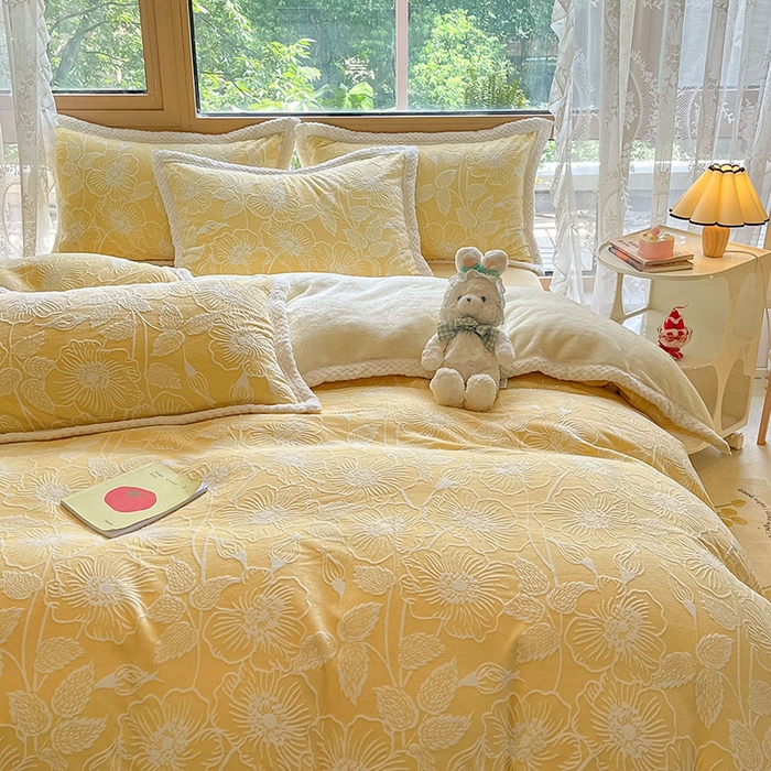 91家纺网 家纺一手货源 找家纺 琪格格纺织 2025新款全消光包边立体简约清新雕花绒四件套 雕花包边-安妮花苑 黄