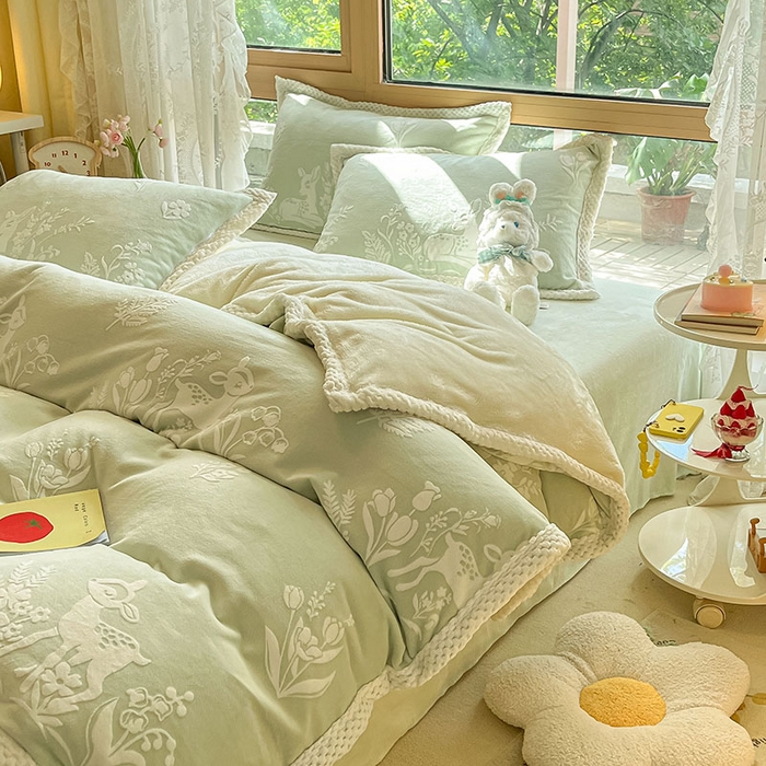 91家纺网 家纺一手货源 找家纺 琪格格纺织 2025新款全消光包边立体简约清新雕花绒四件套 雕花包边-花丛小鹿 绿