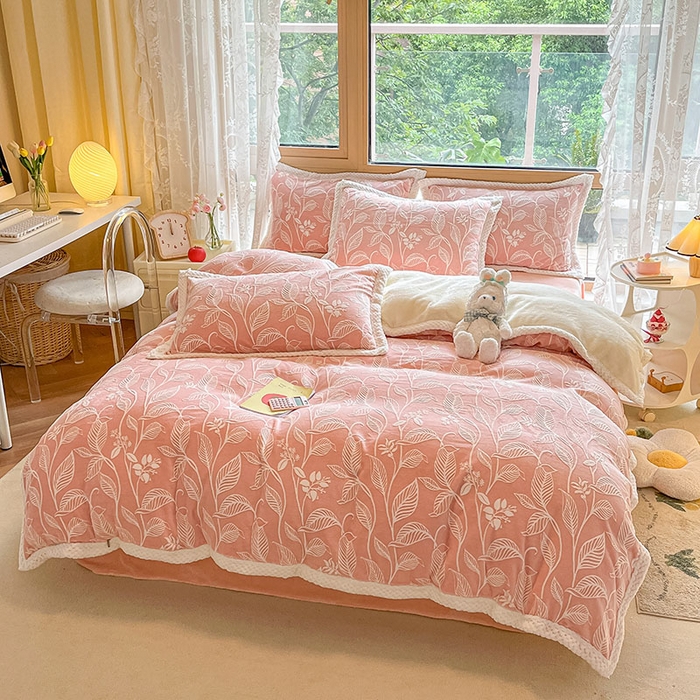 91家纺网 家纺一手货源 找家纺 琪格格纺织 2025新款全消光包边立体简约清新雕花绒四件套 雕花包边-迪娅妮 粉玉