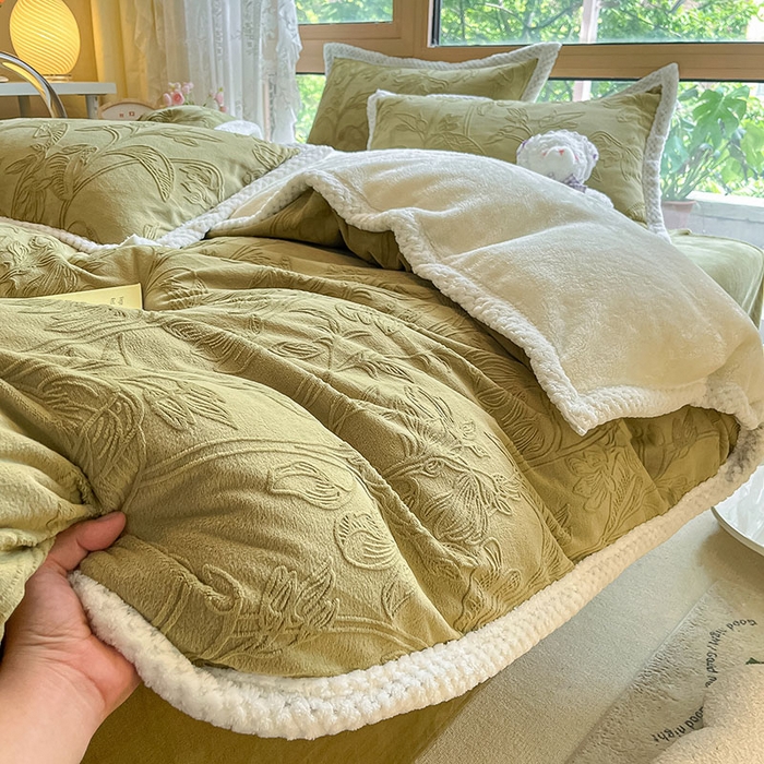 91家纺网 家纺一手货源 找家纺 琪格格纺织 2025新款全消光包边立体简约清新雕花绒四件套 雕花包边- 枝枝叶叶 海棠绿