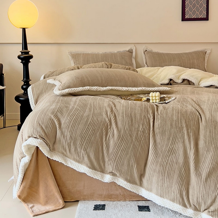 91家纺网 家纺一手货源 找家纺 琪格格纺织 2025新款全消光包边立体简约清新雕花绒四件套 包边绒 波浪条咖