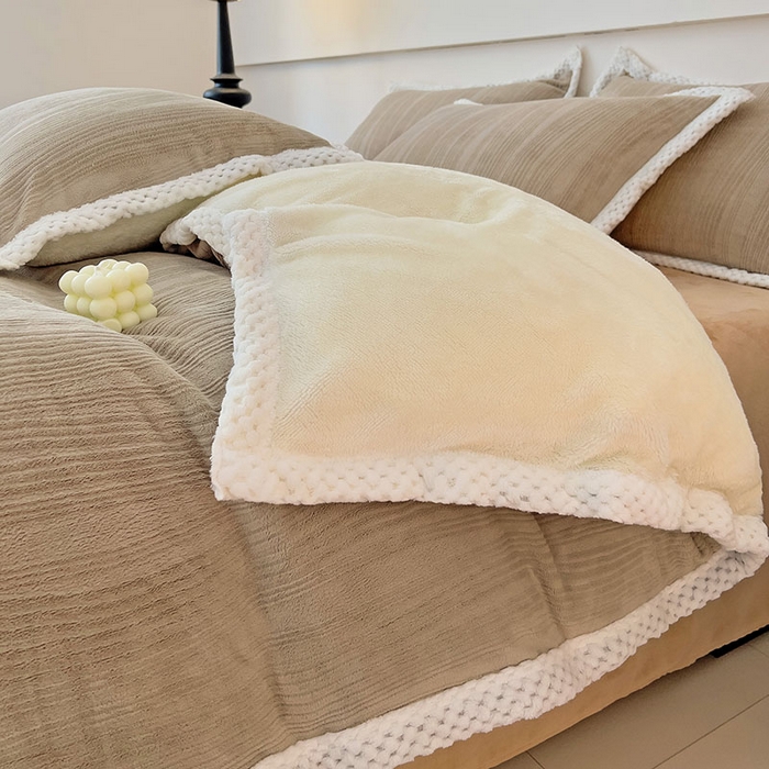 91家纺网 家纺一手货源 找家纺 琪格格纺织 2025新款全消光包边立体简约清新雕花绒四件套 包边绒 波浪条咖