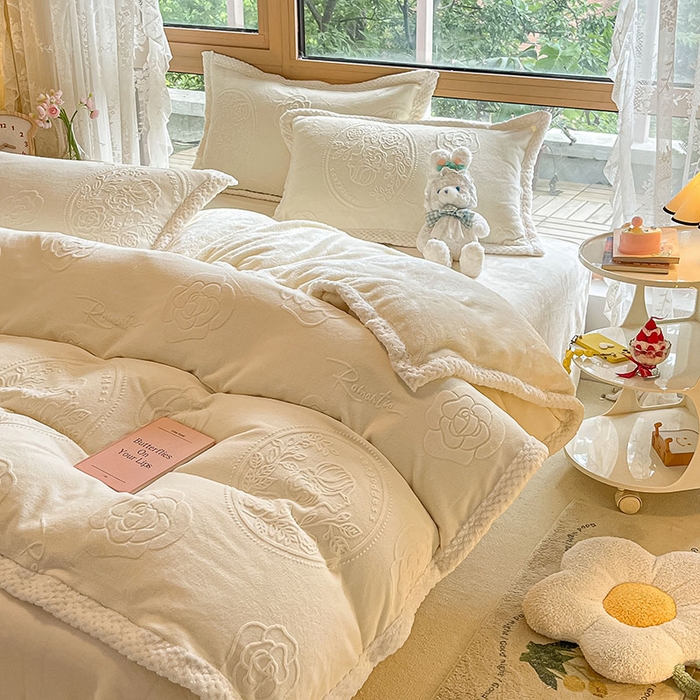 91家纺网 家纺一手货源 找家纺 琪格格纺织 2025新款全消光包边立体简约清新雕花绒四件套 雕花包边-浪漫人生 奶白