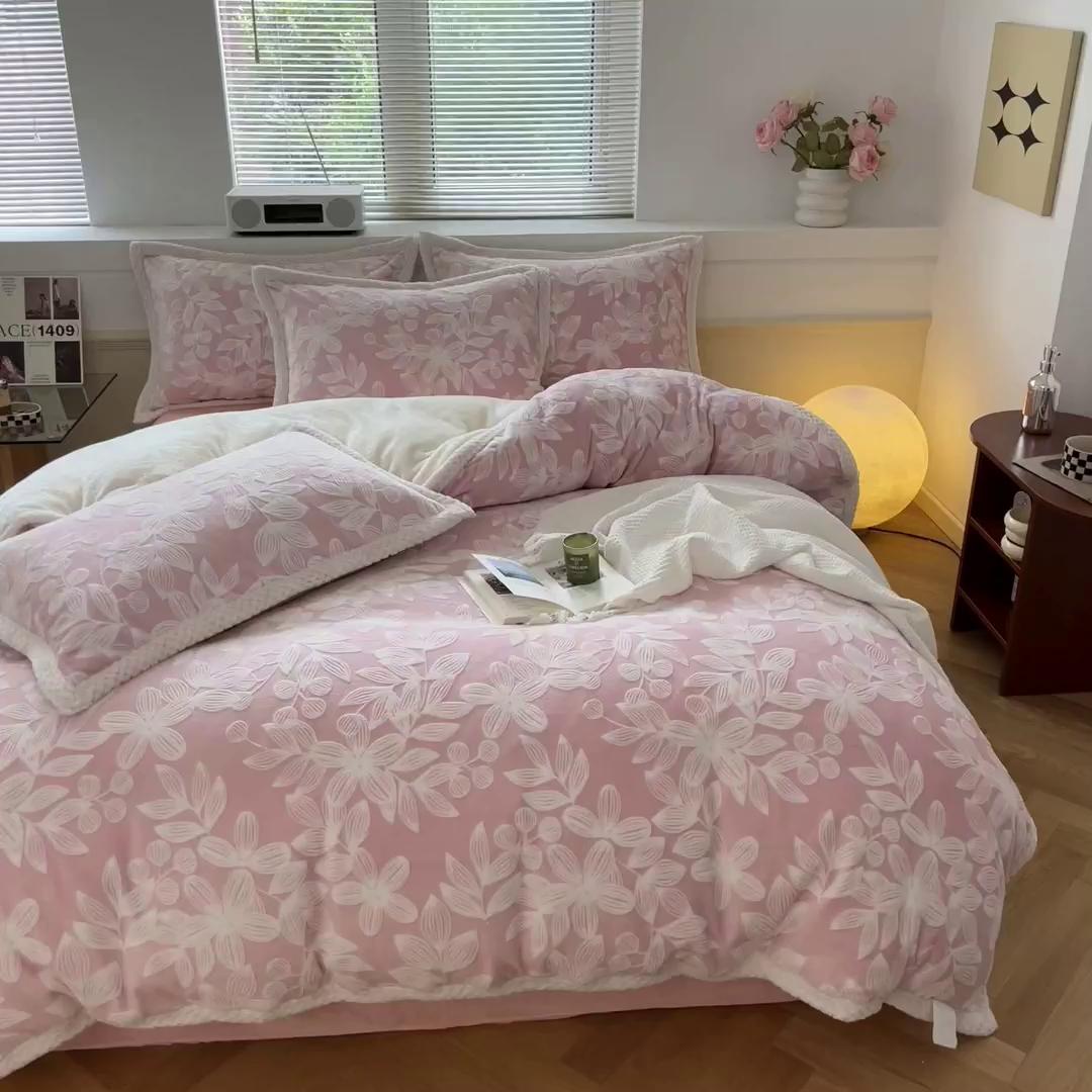 91家纺网 家纺一手货源 找家纺 琪格格纺织 2025新款全消光包边立体简约清新雕花绒四件套 雕花包边-爱在秋冬 樱花粉