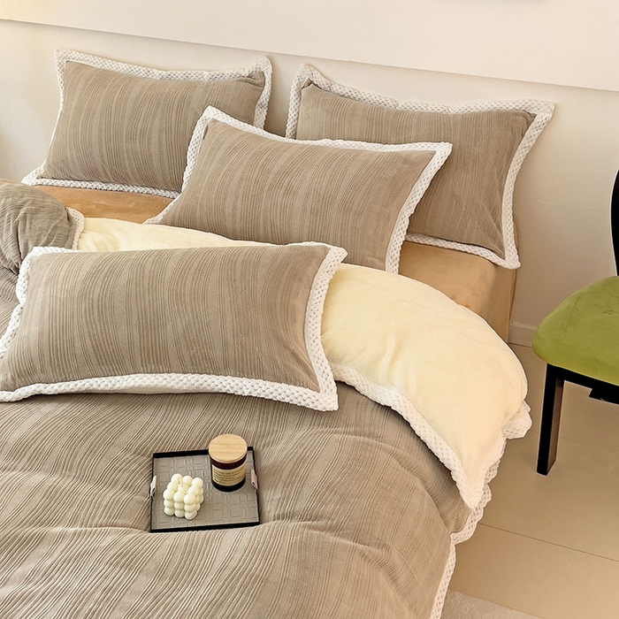 91家纺网 家纺一手货源 找家纺 琪格格纺织 2025新款全消光包边立体简约清新雕花绒四件套 包边绒 波浪条咖