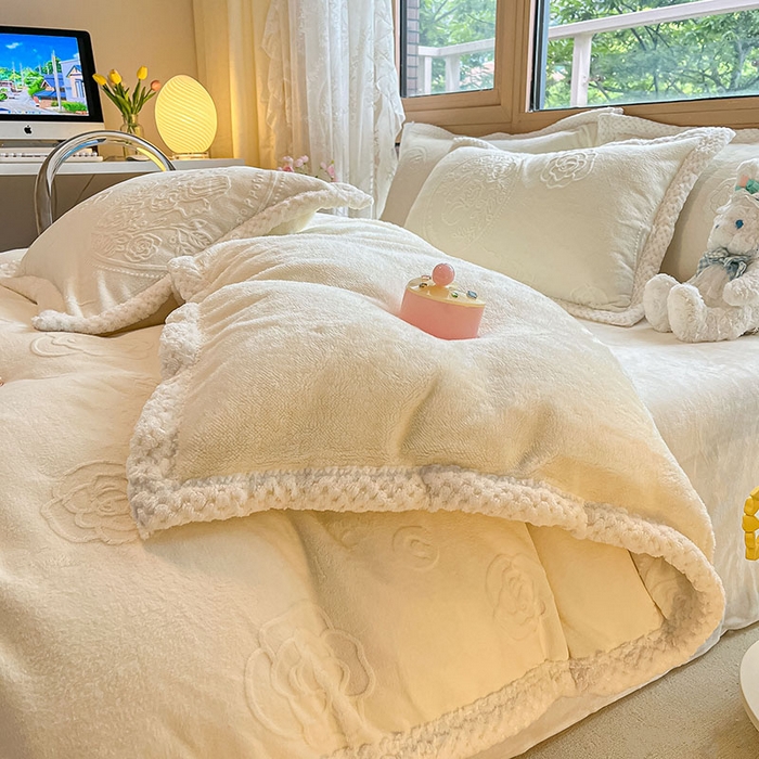 91家纺网 家纺一手货源 找家纺 琪格格纺织 2025新款全消光包边立体简约清新雕花绒四件套 雕花包边-浪漫人生 奶白